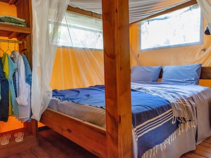 Luxury camping - getrennte Schlafbereiche - Gardasee - Camping La Rocca - Vacanceselect Safarizelt 4 Personen 2 Zimmer Badezimmer  von Vacanceselect auf Camping La Rocca