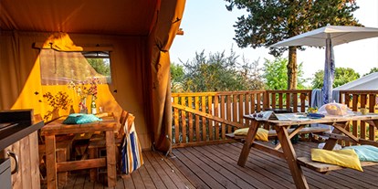 Luxuscamping - WC - Gardasee - Camping La Rocca - Vacanceselect Safarizelt 4 Personen 2 Zimmer Badezimmer  von Vacanceselect auf Camping La Rocca