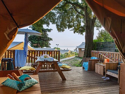Luxury camping - Sonnenliegen - Gardasee - Camping La Rocca - Vacanceselect Safarizelt 4 Personen 2 Zimmer Badezimmer  von Vacanceselect auf Camping La Rocca