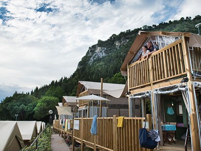 Luxury camping - Parkplatz bei Unterkunft - Gardasee - Camping La Rocca - Vacanceselect Airlodge 4 Personen 2 Zimmer Badezimmer von Vacanceselect auf Camping La Rocca