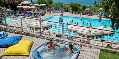 Luxuscamping - WC - Gardasee - Camping La Rocca - Vacanceselect Airlodge 4 Personen 2 Zimmer Badezimmer von Vacanceselect auf Camping La Rocca