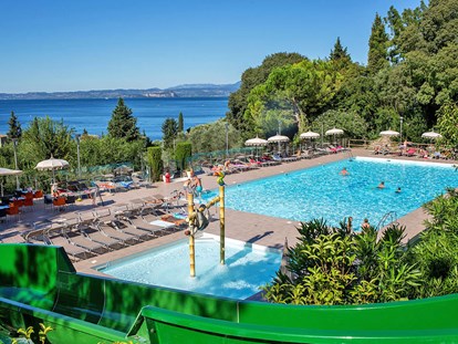 Luxuscamping - Dusche - Gardasee - Camping La Rocca - Vacanceselect Airlodge 4 Personen 2 Zimmer Badezimmer von Vacanceselect auf Camping La Rocca