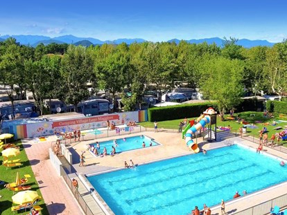 Luxuscamping - Heizung - Mailand - Camping Village Lago Maggiore - Vacanceselect Mobilheim Moda 6 Pers 3 Zimmer AC 2 Badezimmer von Vacanceselect auf Camping Village Lago Maggiore
