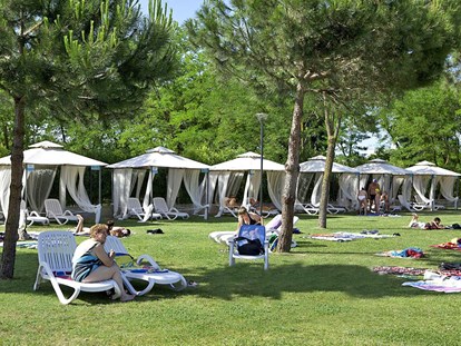 Luxury camping - Preisniveau: exklusiv - Ravenna - Camping Villaggio Rubicone - Vacanceselect Mobilheim Moda 5/6 Personen 2 Zimmer Klimaanlage von Vacanceselect auf Camping Villaggio Rubicone