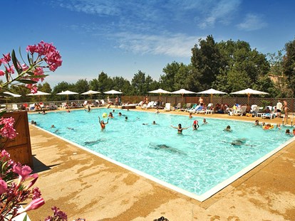 Luxuscamping - Dusche - Italien - Camping Le Pianacce - Vacanceselect Lodgezelt Deluxe 5/6 Personen 2 Zimmer Badezimmer von Vacanceselect auf Camping Le Pianacce