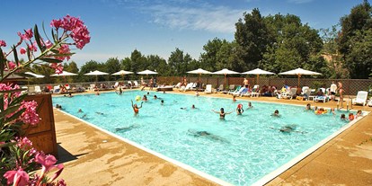 Luxuscamping - Terrasse - Toskana - Camping Le Pianacce - Vacanceselect Lodgezelt Deluxe 5/6 Personen 2 Zimmer Badezimmer von Vacanceselect auf Camping Le Pianacce