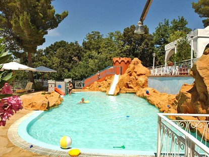 Luxuscamping - Livorno - Camping Le Pianacce - Vacanceselect Lodgezelt Deluxe 5/6 Personen 2 Zimmer Badezimmer von Vacanceselect auf Camping Le Pianacce