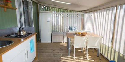 Luxuscamping - Terrasse - Toskana - Camping Le Pianacce - Vacanceselect Hybridlodge Clever 4/5 Personen 2 Zimmer Badezimmer von Vacanceselect auf Camping Le Pianacce