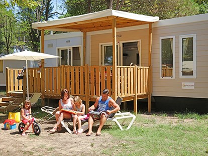 Luxuscamping - Kühlschrank - Mittelmeer - Camping Etruria - Vacanceselect Mobilheim Moda 6 Personen 3 Zimmer Klimaanlage 2 Badezimmer von Vacanceselect auf Camping Etruria