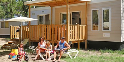 Luxuscamping - Terrasse - Toskana - Camping Etruria - Vacanceselect Mobilheim Moda 6 Personen 3 Zimmer Klimaanlage 2 Badezimmer von Vacanceselect auf Camping Etruria