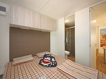 Luxury camping - Kochmöglichkeit - Livorno - Camping Etruria - Vacanceselect Mobilheim Moda 6 Personen 3 Zimmer Klimaanlage 2 Badezimmer von Vacanceselect auf Camping Etruria