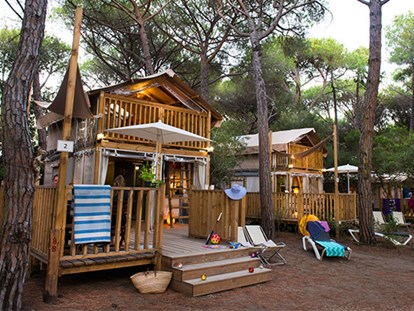 Luxury camping - Terrasse - Tuscany - Camping Etruria - Vacanceselect Airlodge 4 Personen 2 Zimmer Badezimmer von Vacanceselect auf Camping Etruria