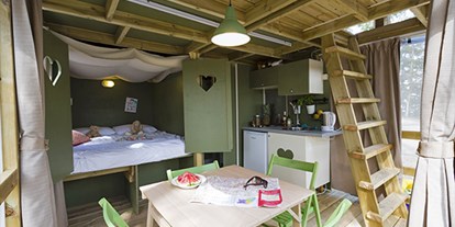 Luxuscamping - Terrasse - Toskana - Camping Etruria - Vacanceselect Airlodge 4 Personen 2 Zimmer Badezimmer von Vacanceselect auf Camping Etruria