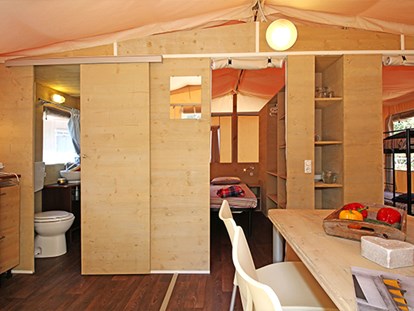 Luxury camping - Gartenmöbel - Lucca - Pisa - Camping Etruria - Vacanceselect Lodgezelt Deluxe 5/6 Personen 2 Zimmer Badezimmer von Vacanceselect auf Camping Etruria