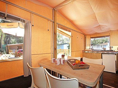 Luxuscamping - getrennte Schlafbereiche - Italien - Camping Etruria - Vacanceselect Lodgezelt Deluxe 5/6 Personen 2 Zimmer Badezimmer von Vacanceselect auf Camping Etruria