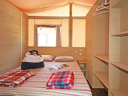 Luxuscamping - Kühlschrank - Livorno - Camping Etruria - Vacanceselect Lodgezelt Deluxe 5/6 Personen 2 Zimmer Badezimmer von Vacanceselect auf Camping Etruria
