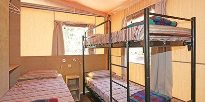 Luxuscamping - Terrasse - Toskana - Camping Etruria - Vacanceselect Lodgezelt Deluxe 5/6 Personen 2 Zimmer Badezimmer von Vacanceselect auf Camping Etruria