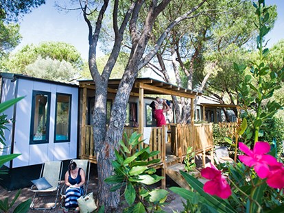 Luxury camping - Bad und WC getrennt - Sardinia - Camping 4 Mori Family Village - Vacanceselect Mobilheim Moda 5/6 Personen 2 Zimmer Klimaanlage von Vacanceselect auf Camping 4 Mori Family Village