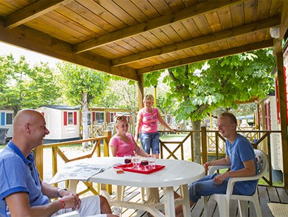 Luxuscamping - Kochmöglichkeit - Italien - Camping 4 Mori Family Village - Vacanceselect Mobilheim Moda 6 Pers 3 Zimmer AC 2 Badezimmer von Vacanceselect auf Camping 4 Mori Family Village