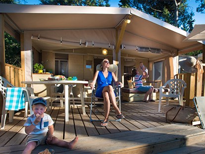 Luxury camping - Kochmöglichkeit - Hérault - Camping Nouvelle Floride - Vacanceselect Lodgezelt Deluxe 5/6 Personen 2 Zimmer Badezimmer von Vacanceselect auf Camping Nouvelle Floride