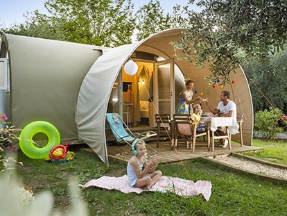 Luxury camping - Parkplatz bei Unterkunft - Costa del Maresme - Camping Cala Canyelles - Vacanceselect Cocosuite 4 Personen 2 Zimmer  von Vacanceselect auf Camping Cala Canyelles