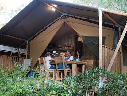 Luxury camping - Kaffeemaschine - Catalonia - Camping Cala Canyelles - Vacanceselect Safarizelt 6 Personen 3 Zimmer Badezimmer von Vacanceselect auf Camping Cala Canyelles