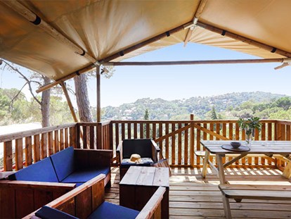 Luxury camping - Preisniveau: exklusiv - Catalonia - Camping Cala Canyelles - Vacanceselect Safarizelt 6 Personen 3 Zimmer Badezimmer von Vacanceselect auf Camping Cala Canyelles