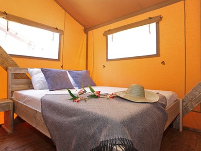 Luxury camping - Parkplatz bei Unterkunft - Costa del Maresme - Camping Cala Canyelles - Vacanceselect Safarizelt 6 Personen 3 Zimmer Badezimmer von Vacanceselect auf Camping Cala Canyelles