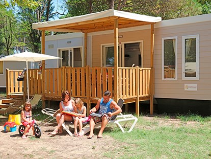Luxuscamping - Kühlschrank - Italien - Camping Ca'Savio - Vacanceselect Mobilheim Moda 6 Personen 3 Zimmer Klimaanlage 2 Badezimmer von Vacanceselect auf Camping Ca'Savio