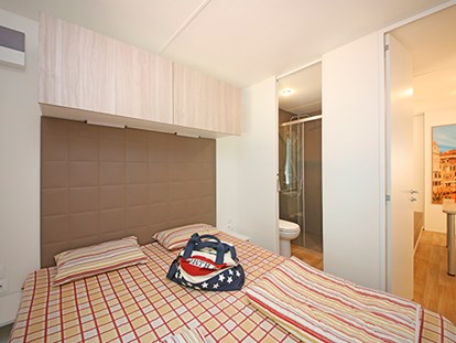Luxuscamping - WC - Venedig - Camping Ca'Savio - Vacanceselect Mobilheim Moda 6 Personen 3 Zimmer Klimaanlage 2 Badezimmer von Vacanceselect auf Camping Ca'Savio