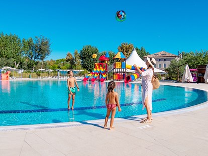 Luxuscamping - Heizung - Italien - Camping Vigna sul Mar Camping Village - Vacanceselect Mobilheim Moda 5/6 Pers 2 Zimmer AC von Vacanceselect auf Camping Vigna sul Mar Camping Village
