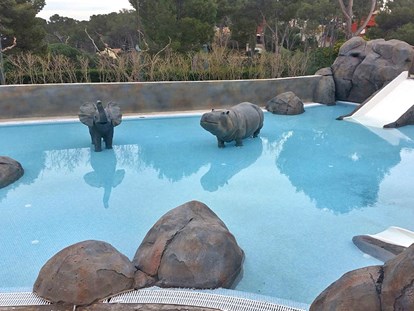 Luxuscamping - Gartenmöbel - Spanien - Camping Cala Gogo - Vacanceselect Safarizelt 6 Personen 3 Zimmer Badezimmer von Vacanceselect auf Camping Cala Gogo