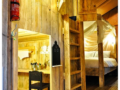 Luxuscamping - Preisniveau: exklusiv - Costa Brava - Camping Cala Gogo - Vacanceselect Safarizelt 6 Personen 3 Zimmer Badezimmer von Vacanceselect auf Camping Cala Gogo