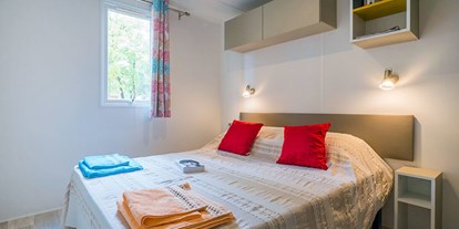 Luxuscamping - Terrasse - Toskana - Camping Montescudaio - Vacanceselect Mobilheim Moda 6 Personen 3 Zimmer Klimaanlage von Vacanceselect auf Camping Montescudaio