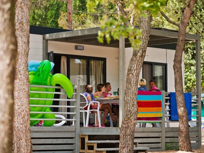 Luxury camping - Dusche - Vada - Campeggio Molino a Fuoco - Vacanceselect Mobilheim Moda 6 Pers 3 Zimmer Klimaanlage 2 Badezimmer von Vacanceselect auf Camping Montescudaio