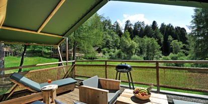 Luxuscamping - Kaffeemaschine - Tirol - Terrasse Safari-Lodge-Zelt "Rhino"  - Nature Resort Natterer See Safari-Lodge-Zelt "Rhino" am Nature Resort Natterer See