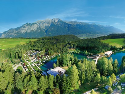 Luxury camping - Parkplatz bei Unterkunft - Tyrol - Ferienparadies Natterer See - Nature Resort Natterer See Wood-Lodges am Nature Resort Natterer See