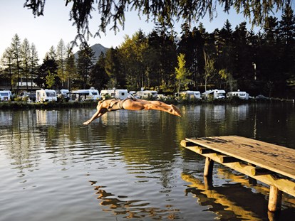 Luxury camping - Parkplatz bei Unterkunft - Tyrol - Eigener Badesee - Nature Resort Natterer See Wood-Lodges am Nature Resort Natterer See