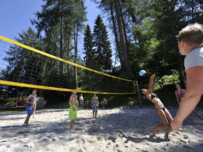 Luxuscamping - Terrasse - Österreich - Beach Volleyball - Nature Resort Natterer See Wood-Lodges am Nature Resort Natterer See
