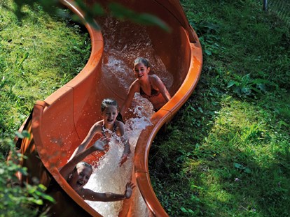 Luxuscamping - Kochmöglichkeit - Wasserrutsche am eigenen Badesee - Nature Resort Natterer See Wood-Lodges am Nature Resort Natterer See