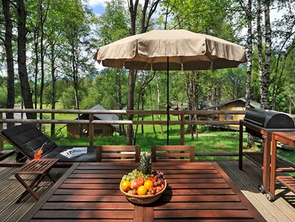 Luxuscamping - Natters - Terrasse Family Wood-Lodge - Nature Resort Natterer See Wood-Lodges am Nature Resort Natterer See