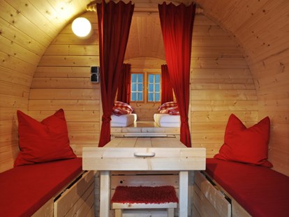 Luxury camping - Gartenmöbel - Tyrol - Schlaffässer Innenansicht - Nature Resort Natterer See Schlaffässer am Nature Resort Natterer See