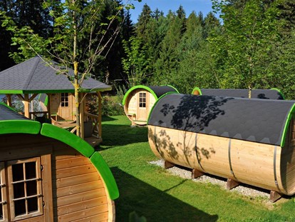 Luxury camping - Parkplatz bei Unterkunft - Tyrol - Schlaffass Dorf - Nature Resort Natterer See Schlaffässer am Nature Resort Natterer See