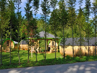 Luxury camping - Parkplatz bei Unterkunft - Tyrol - Schlaffass Dorf - Nature Resort Natterer See Schlaffässer am Nature Resort Natterer See
