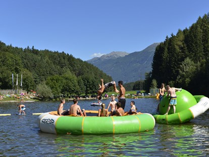 Luxury camping - Parkplatz bei Unterkunft - Tyrol - Diverse Wasserattraktionen - Nature Resort Natterer See Schlaffässer am Nature Resort Natterer See