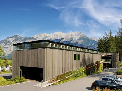 Luxury camping - Parkplatz bei Unterkunft - Tyrol - Ultramodernes Multifunktionsgebäude - Nature Resort Natterer See Schlaffässer am Nature Resort Natterer See