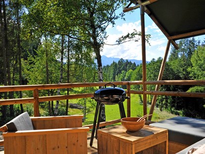 Luxury camping - getrennte Schlafbereiche - Tyrol - Safari-Lodge-Zelt "Lion" Terrasse - Nature Resort Natterer See Safari-Lodge-Zelt "Lion" am Nature Resort Natterer See
