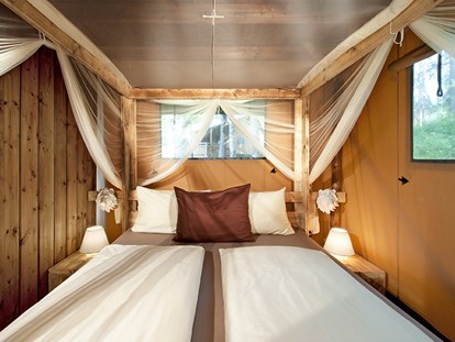 Luxury camping - getrennte Schlafbereiche - Tyrol - Schlafzimmer Safari-Lodge-Zelt "Lion" - Nature Resort Natterer See Safari-Lodge-Zelt "Lion" am Nature Resort Natterer See