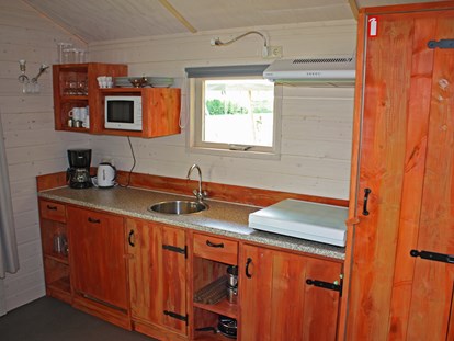Luxuscamping - Gartenmöbel - Niederlande - Küche - Camping De Kleine Wolf Oehoe Lodge auf Campingplatz de Kleine Wolf