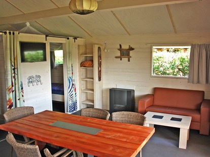 Luxuscamping - Gartenmöbel - Overijssel - Wohnraum - Camping De Kleine Wolf Oehoe Lodge auf Campingplatz de Kleine Wolf